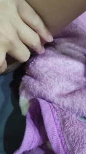 白虎川妹小全很主动，带妆自摸，主动求嗦奶（05已成年）